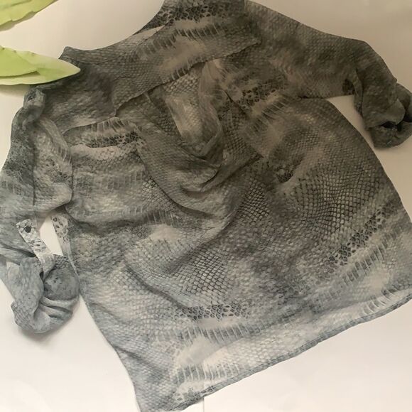 🌟JENNIFER Lopez Button Down Blouse⭐️ - Picture 9 of 13